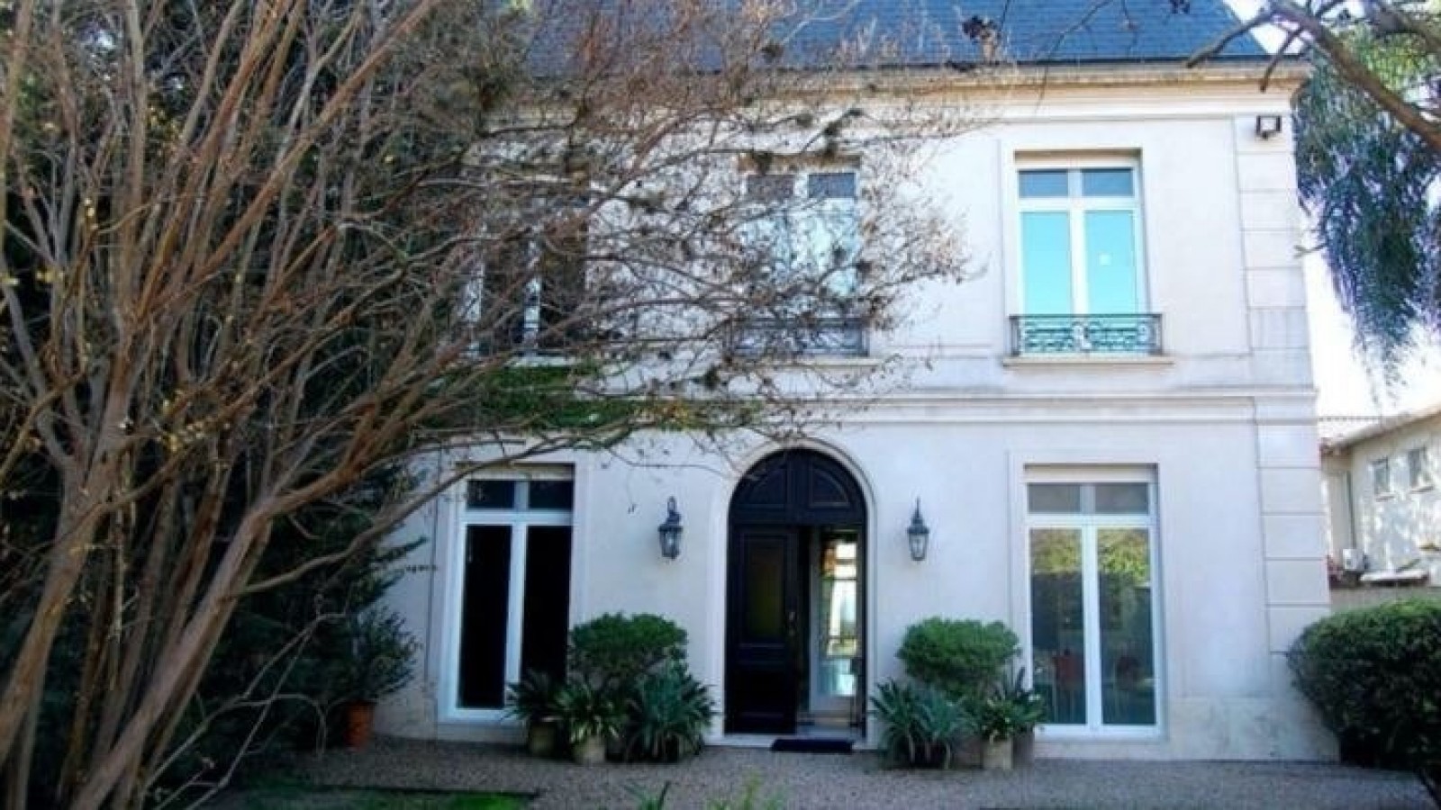 La lujosa mansión de Macri en San Isidro: con pileta climatizada y vista al río por la que paga 10 mil dólares mensuales