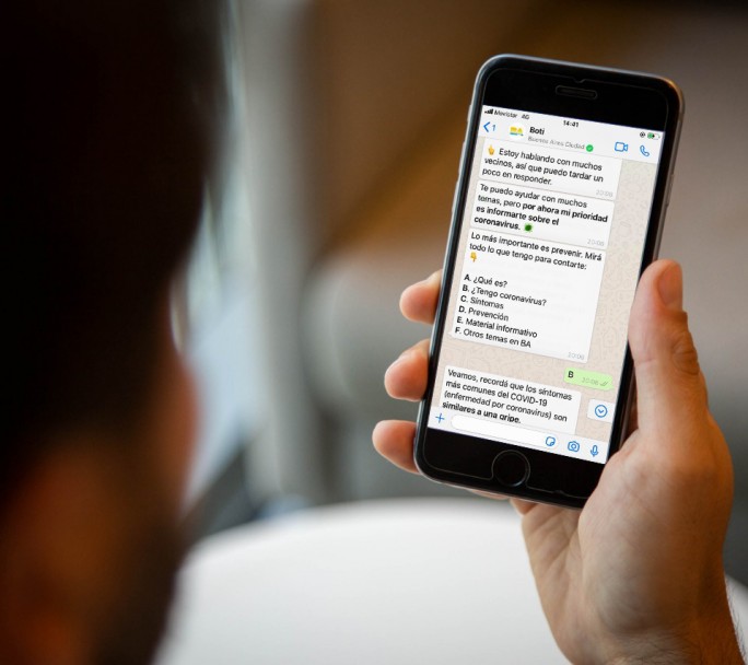 La ciudad permite denunciar autos mal estacionados por Whatsapp