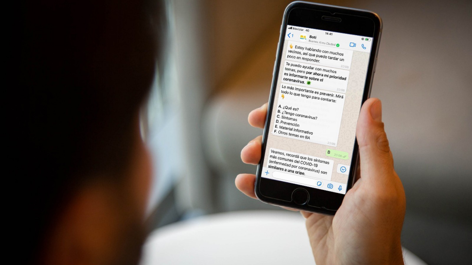 La ciudad permite denunciar autos mal estacionados por Whatsapp