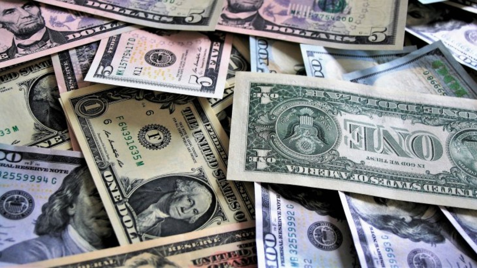 Se disparó el riesgo país y el dólar blue alcanzó otro máximo histórico