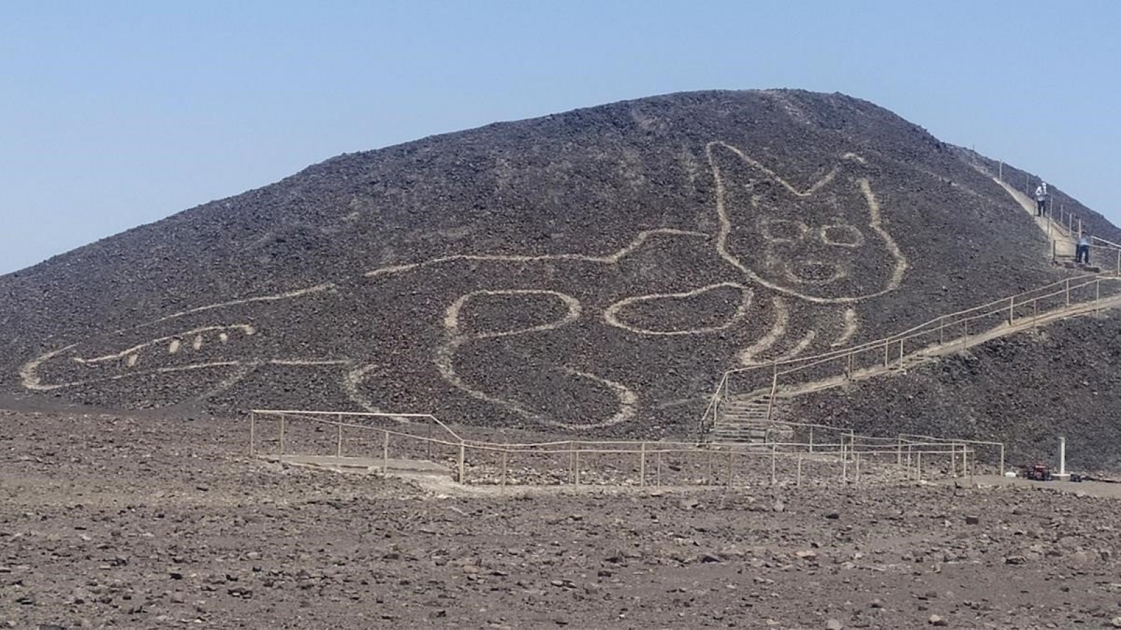 Descubren un nuevo geoglifo con la figura de un gato en Nazca
