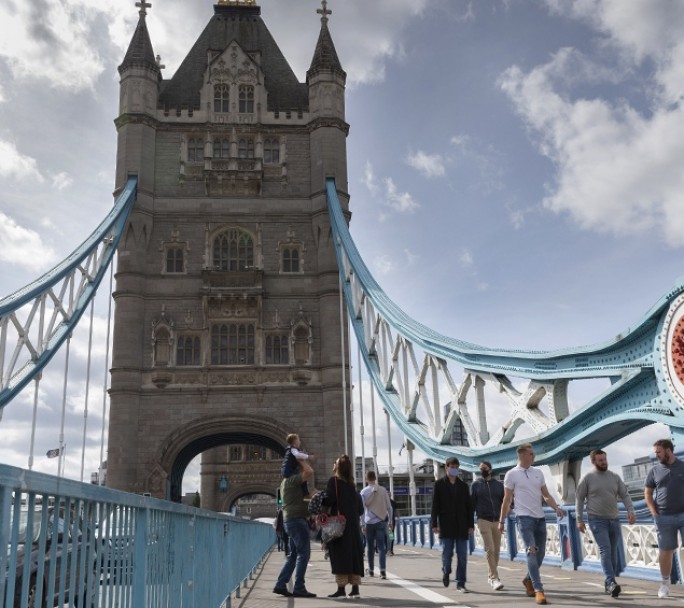 Una estudiante fue multada con 9.000 dólares por romper la cuarentena