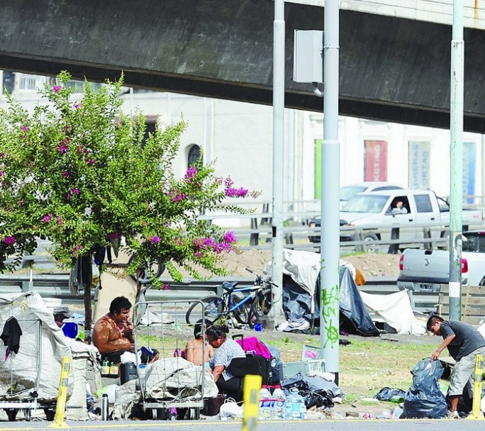 Un censo demuestra que casi cien personas viven debajo de la Autopista 25 de Mayo