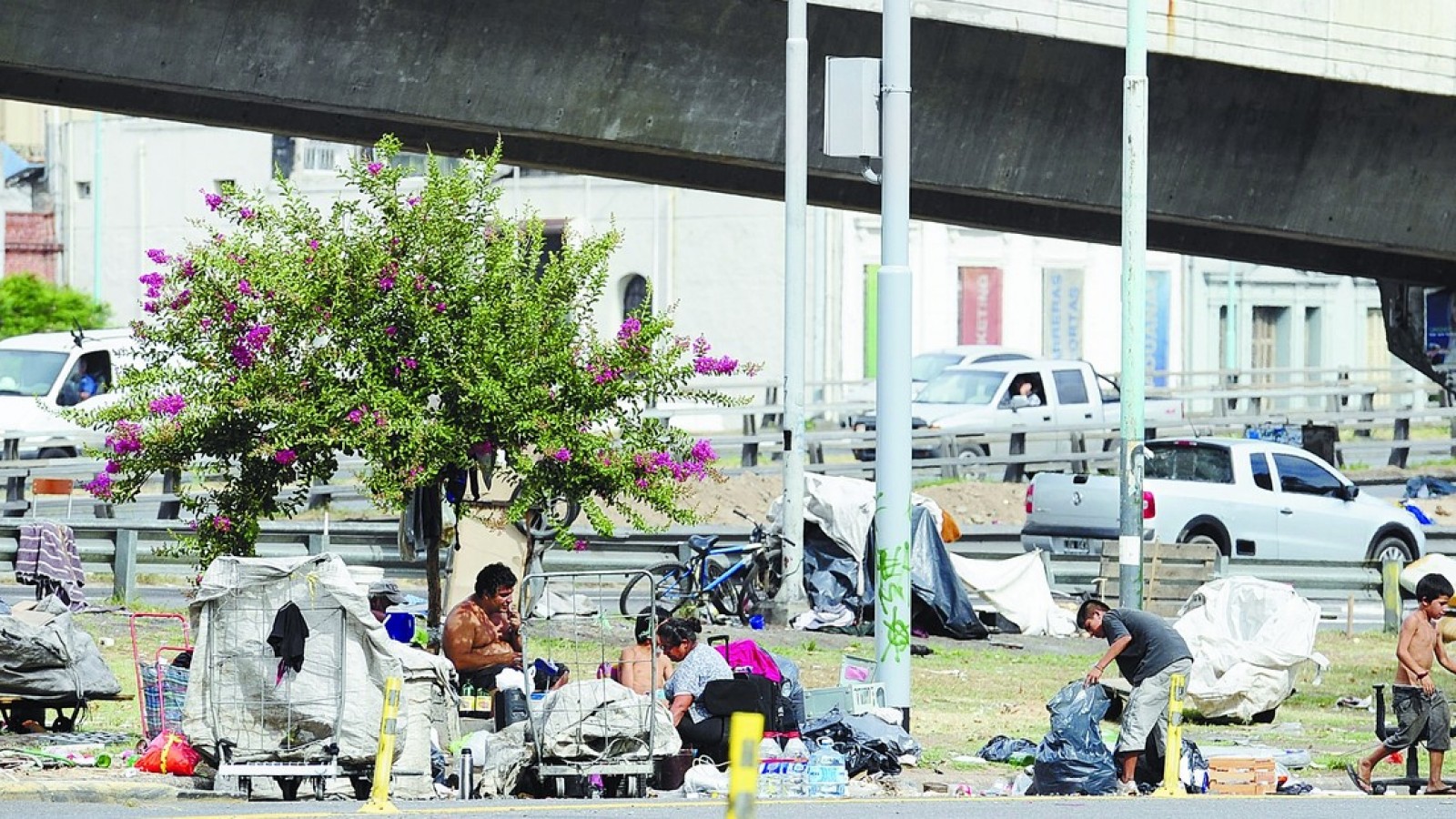 Un censo demuestra que casi cien personas viven debajo de la Autopista 25 de Mayo