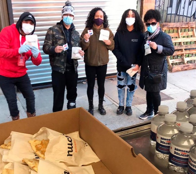 A falta de choripanes, buenas son las empanadas argentinas