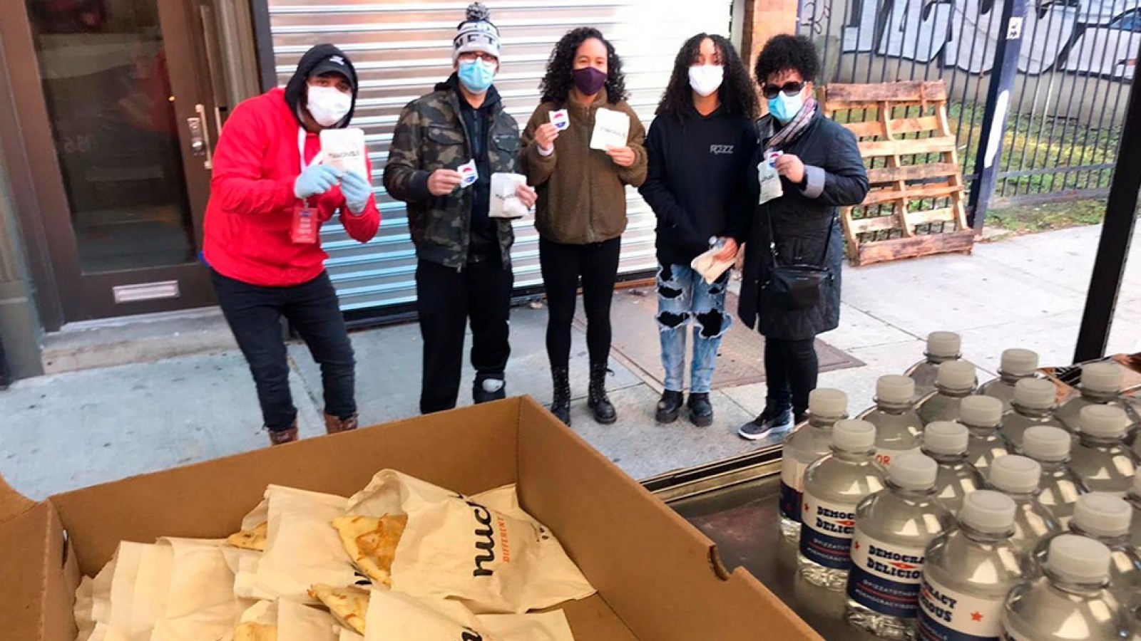 A falta de choripanes, buenas son las empanadas argentinas