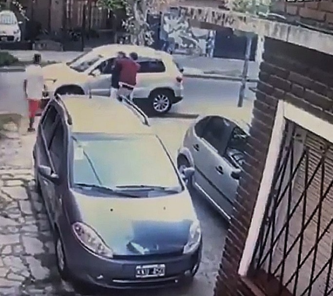 Asaltaron a una pareja y antes de llevarse el auto les dejaron bajar la silla de ruedas