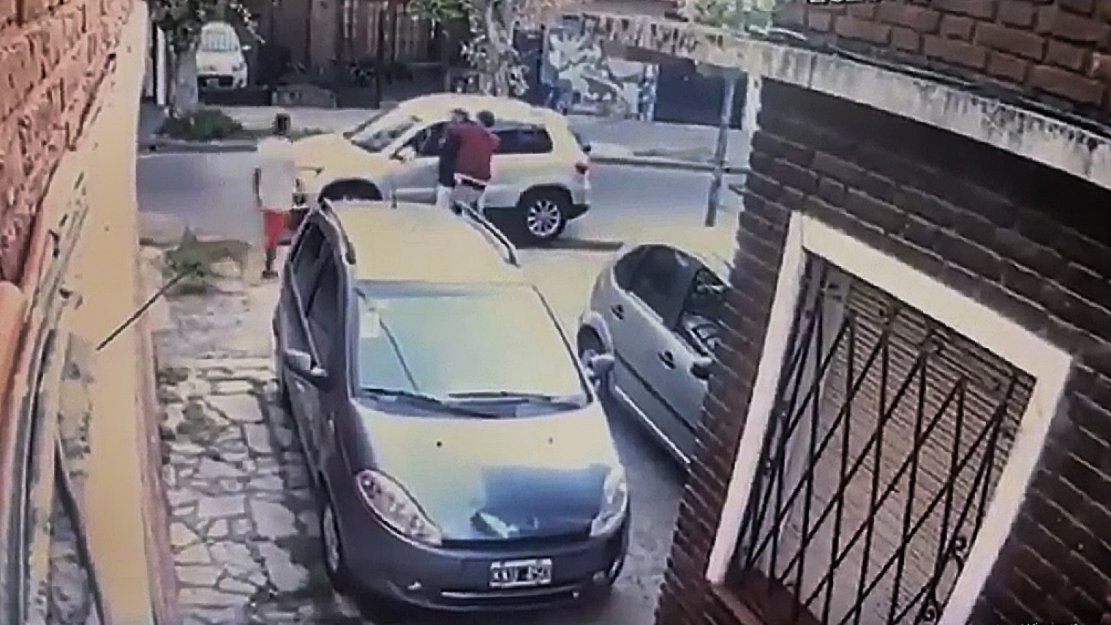 Asaltaron a una pareja y antes de llevarse el auto les dejaron bajar la silla de ruedas