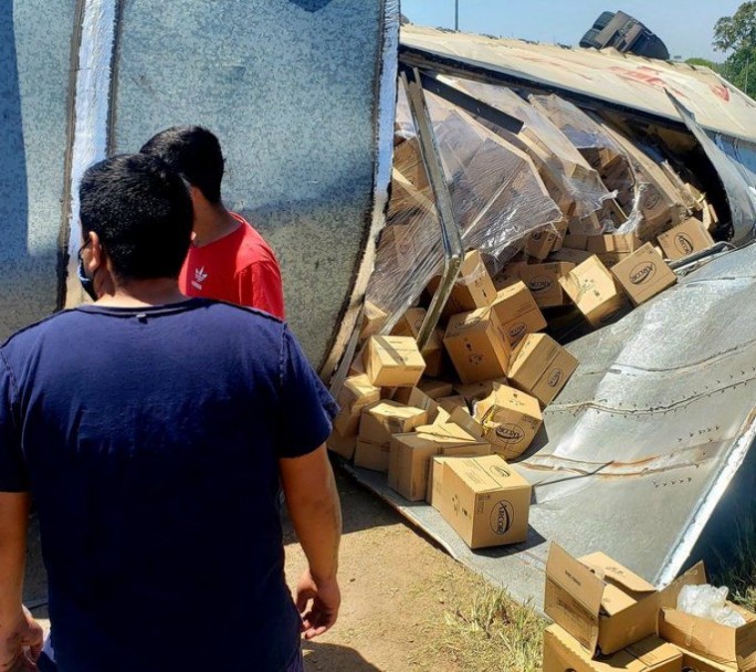 Volcó un camión con productos alimenticios y fue saqueado por vecinos