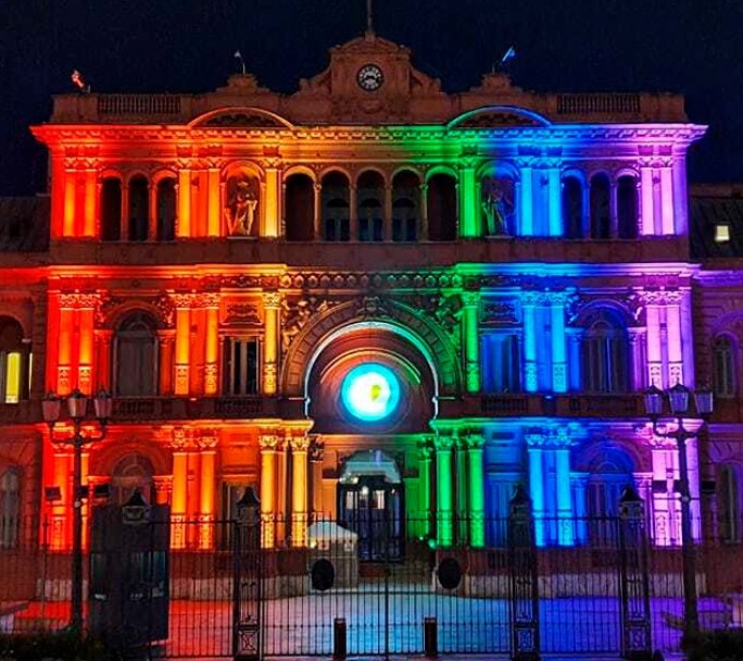 Los colores de la diversidad sexual, en los muros de la Casa Rosada