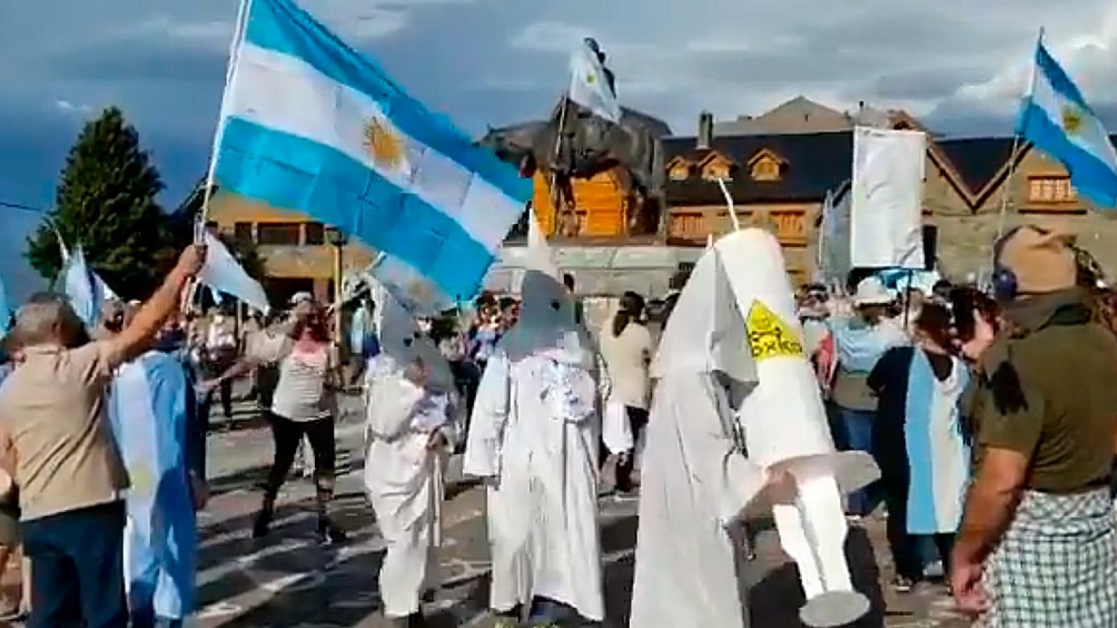 Aparecieron vestidos como el Ku Klux Klan en una marcha antivacunas