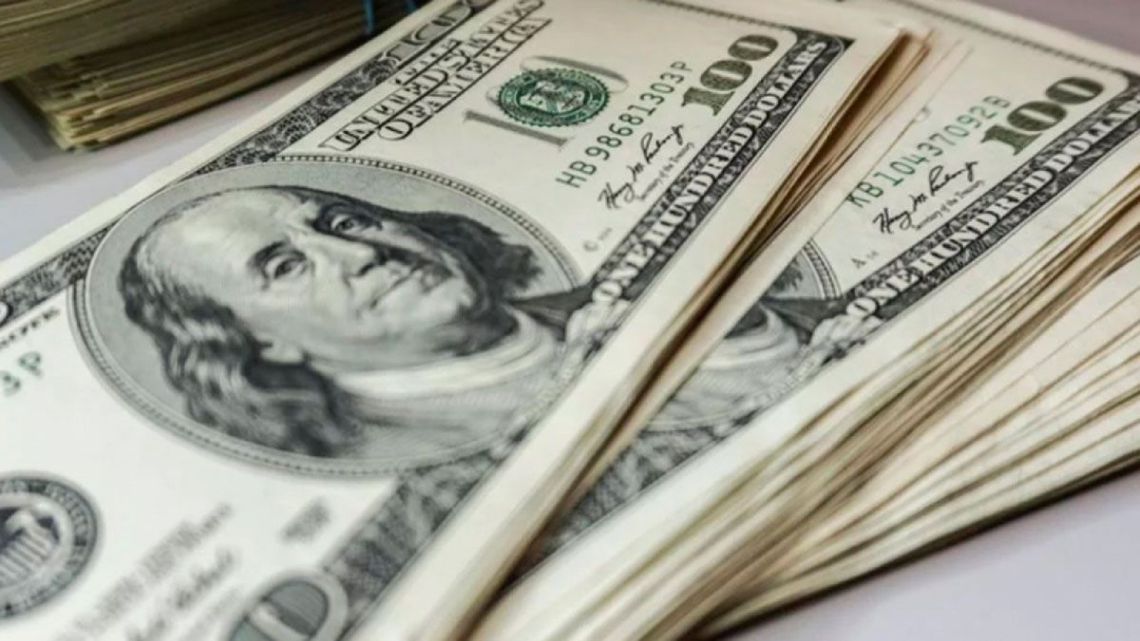 El dólar blue retomó su senda alcista y llegó a los 166 pesos en la City porteña