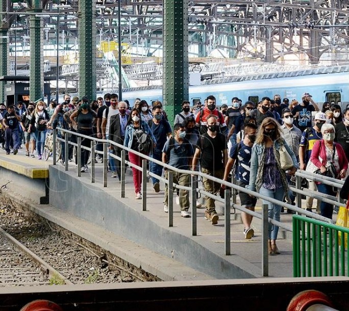 Los colectivos podrán trasladar hasta diez pasajeros parados en los horarios pico