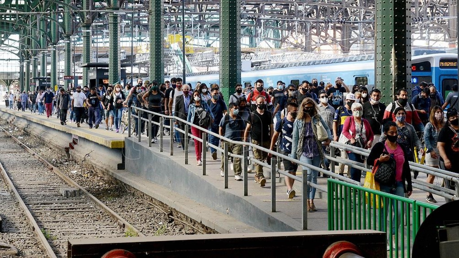 Los colectivos podrán trasladar hasta diez pasajeros parados en los horarios pico