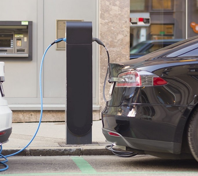 Reino Unido prohíbe a partir del 2030 los automóviles nuevos a nafta y gasoil