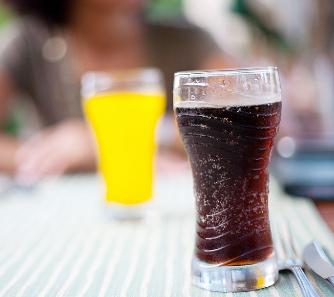 Más de 800 mil argentinos se enferman al año por consumir bebidas azucaradas