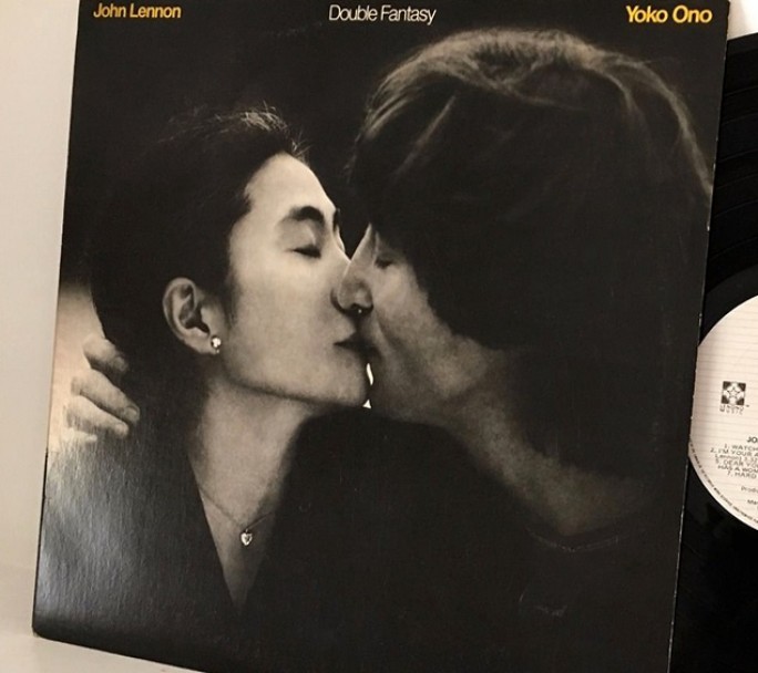 Subastan el disco que John Lennon le autografió a su asesino horas antes de morir