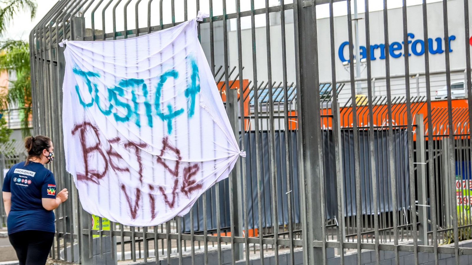 Dos agentes de seguridad matan a golpes a un hombre negro en un Carrefour de Brasil