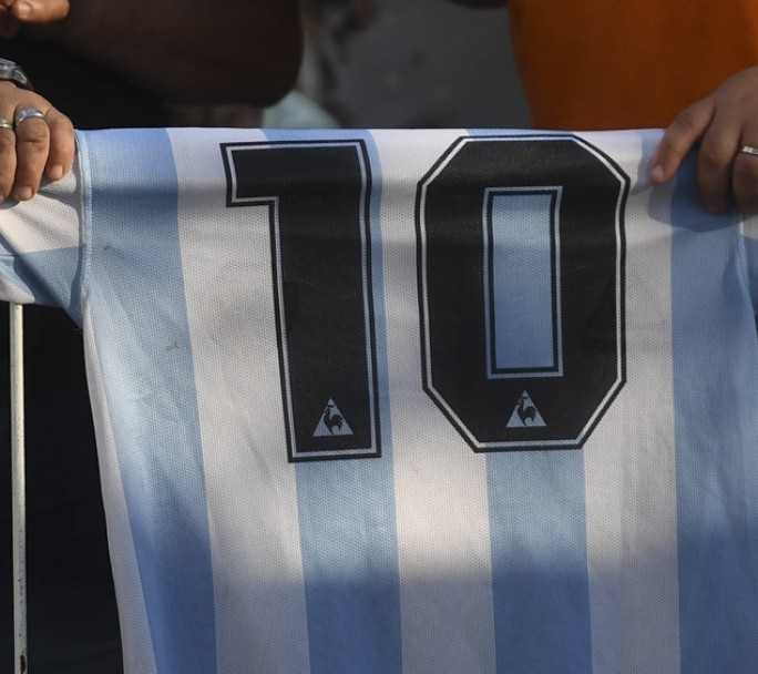 Las camisetas firmadas por Maradona cotizan alto en Internet