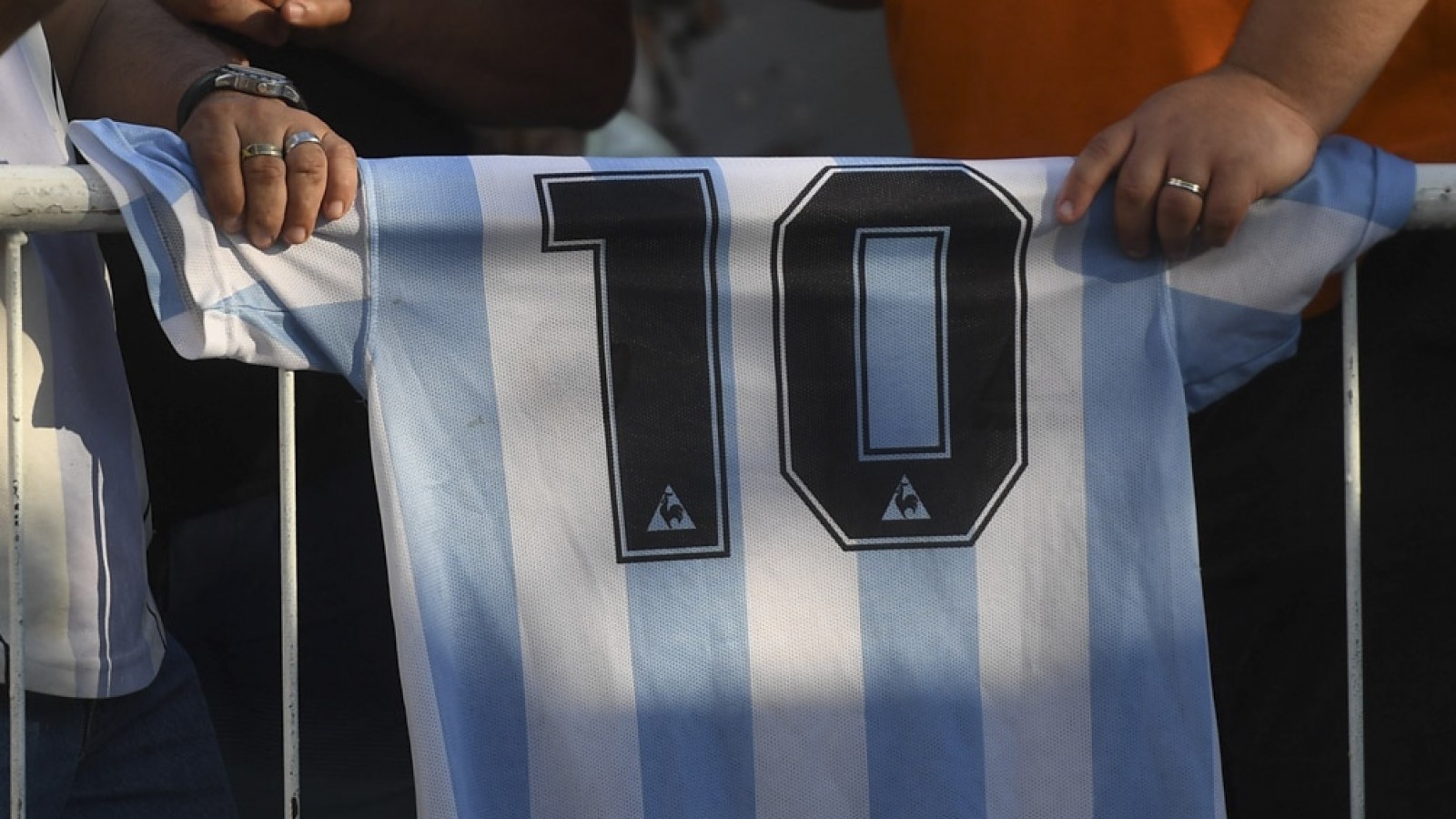Las camisetas firmadas por Maradona cotizan alto en Internet