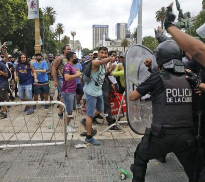 Incidentes y corridas en Avenida de Mayo y 9 de Julio tras cerrarse la fila para despedir a Maradona