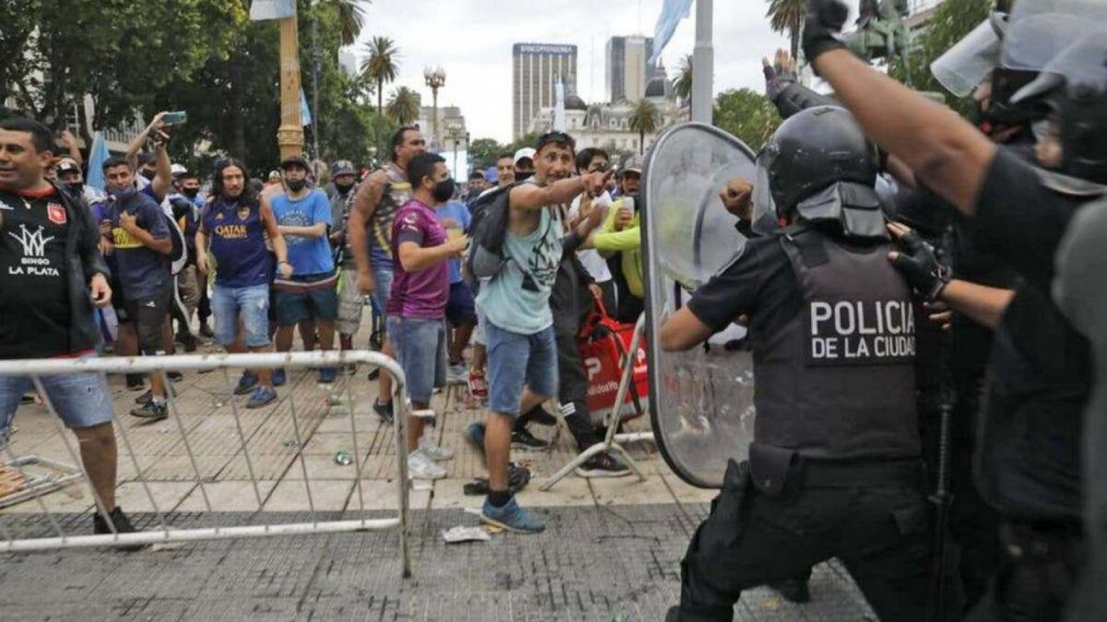 Incidentes y corridas en Avenida de Mayo y 9 de Julio tras cerrarse la fila para despedir a Maradona