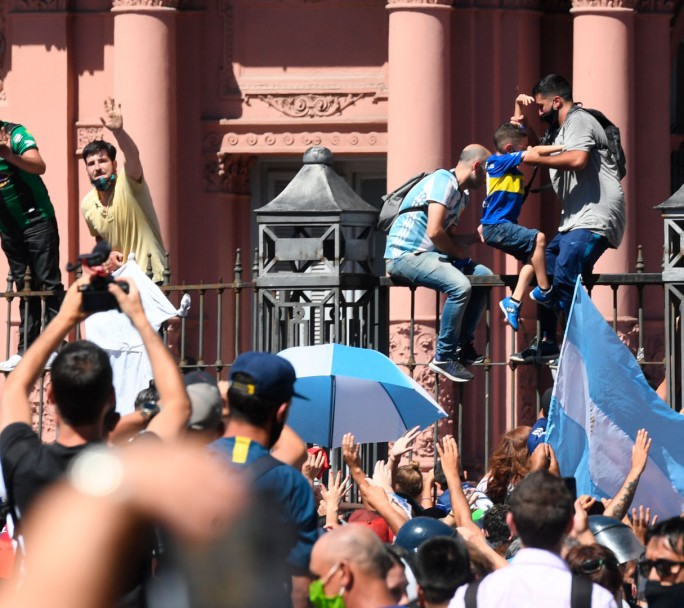 Por el descontrol en Casa Rosada, se cortó el acceso del público al velatorio de Maradona