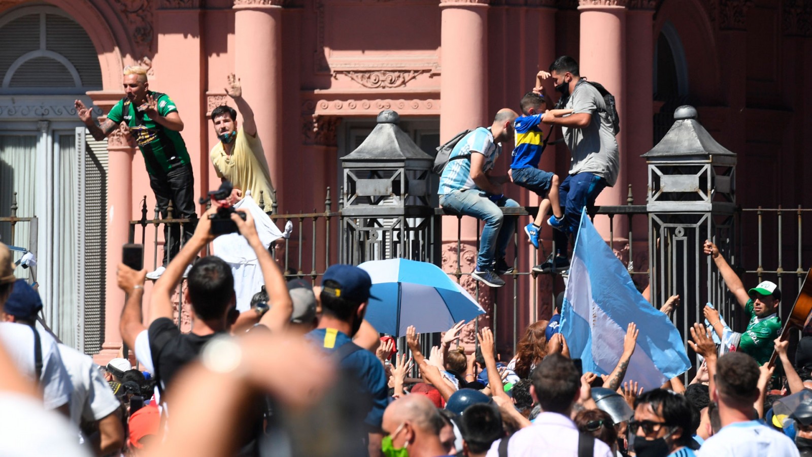 Por el descontrol en Casa Rosada, se cortó el acceso del público al velatorio de Maradona