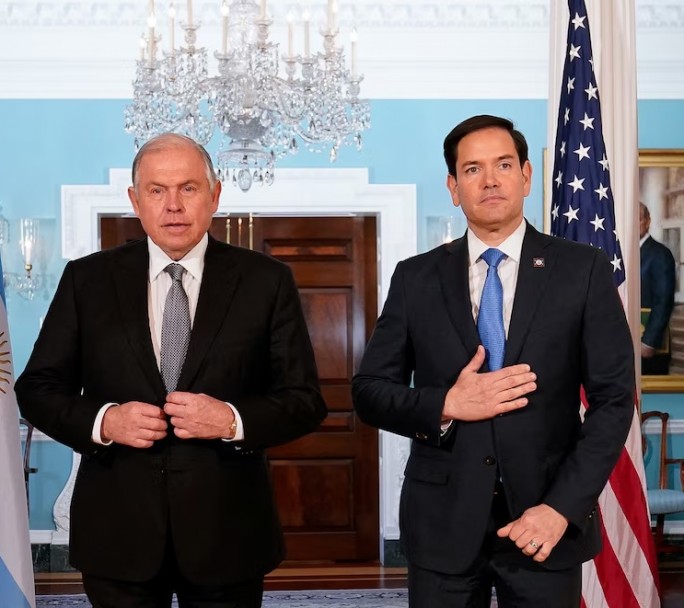 Reportan que Estados Unidos pausó el acuerdo para que los argentinos puedan viajar sin visa