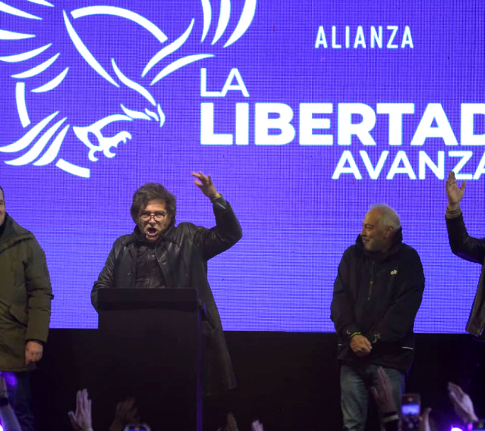 Con un clima de tensión, Milei con su gabinete, cerró la campaña en Moreno