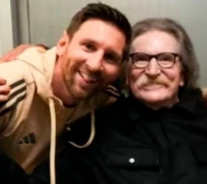 Como frutilla del postre, Messi recibió después del partido a Charly García