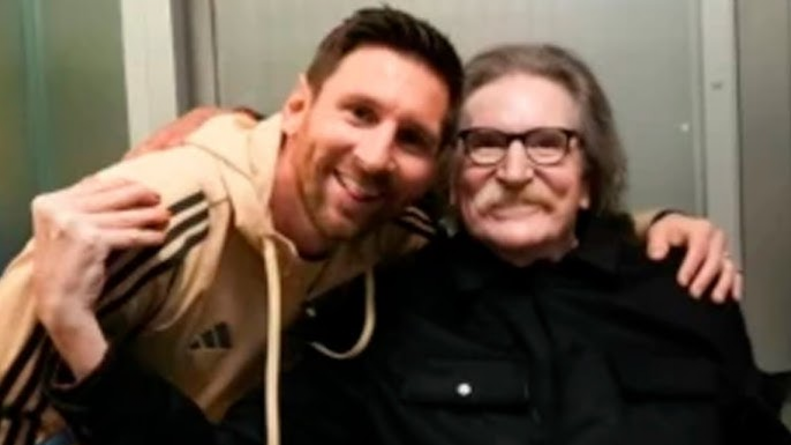 Como frutilla del postre, Messi recibió después del partido a Charly García
