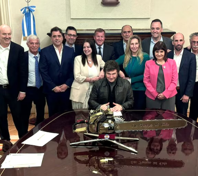 Después de la derrota en provincia, Milei convoco a dos reuniones de gabinete