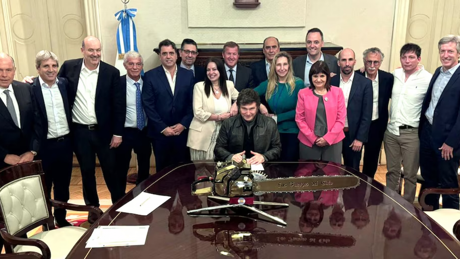 Después de la derrota en provincia, Milei convoco a dos reuniones de gabinete