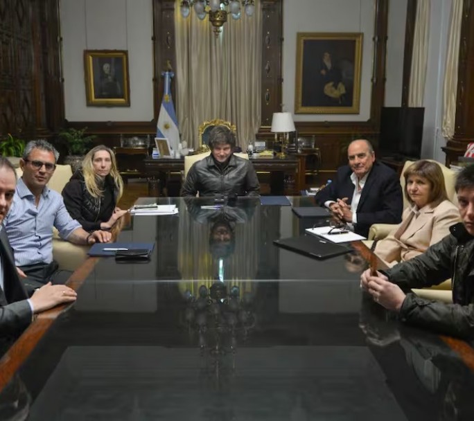 Sin cambios de fondo, Milei busca exhibir una nueva dinámica tras la derrota electoral