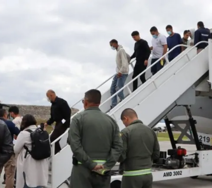 Trump no perdona ni a los argentinos y un grupo de deportados viaja hacia Buenos Aires