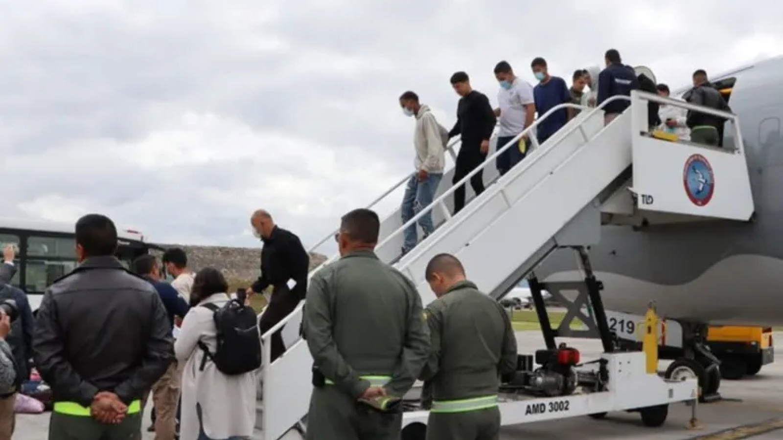 Trump no perdona ni a los argentinos y un grupo de deportados viaja hacia Buenos Aires