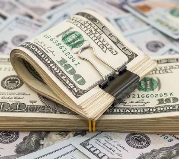 Fuertes ventas del Tesoro sostienen al dólar oficial, mientras la brecha con los financieros supera el 9%