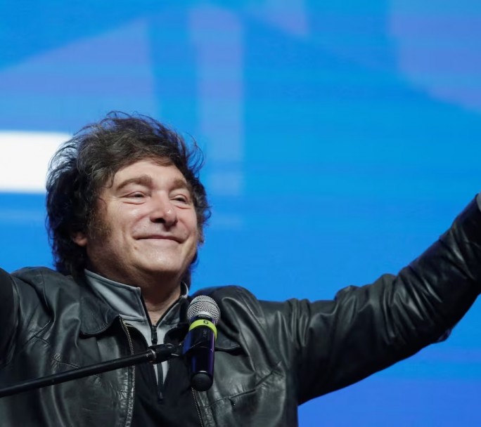 Milei regresa a la Argentina tras su cumbre con Trump para ponerse al frente de la campaña