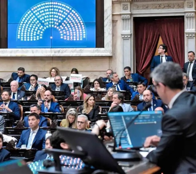 El Gobierno promulga las leyes de emergencia pediátrica y universitaria, pero suspende su aplicación