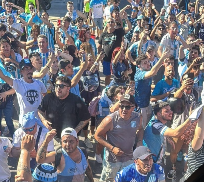 Impresionante banderazo de apoyo de los hinchas de Racing al plantel