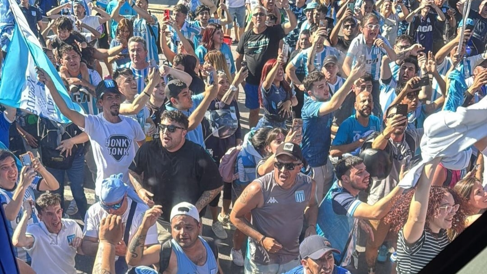 Impresionante banderazo de apoyo de los hinchas de Racing al plantel