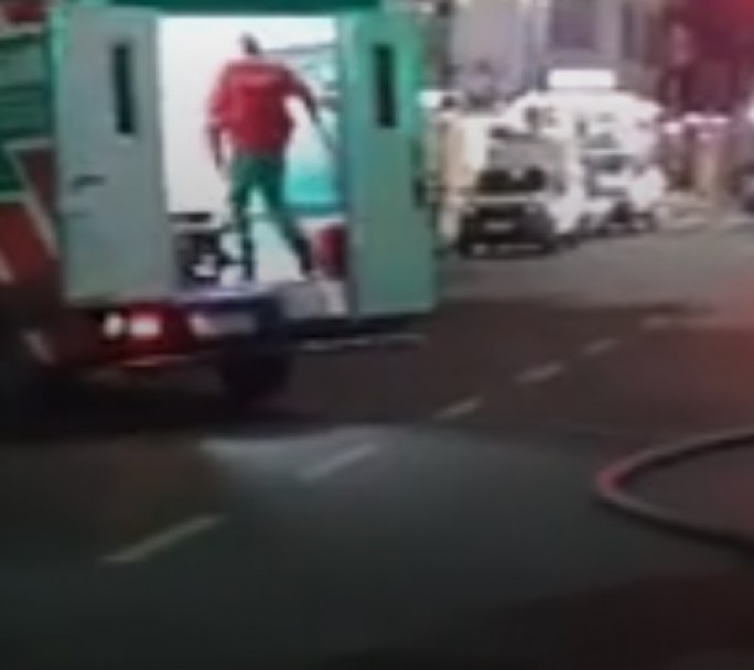 Incendio en un edificio de 10 pisos deja una mujer muerta y cinco heridos por inhalación de humo