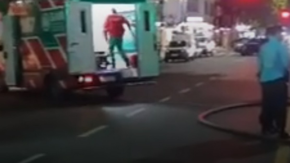 Incendio en un edificio de 10 pisos deja una mujer muerta y cinco heridos por inhalación de humo