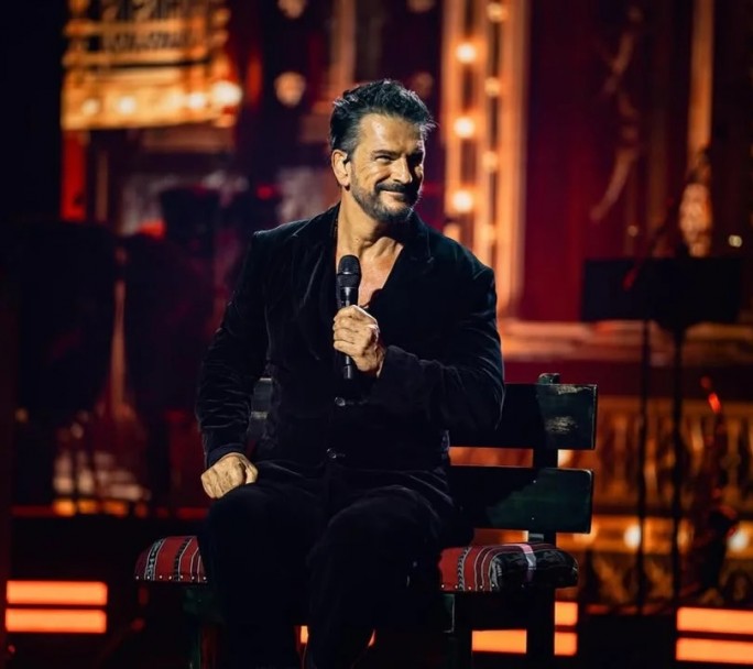 Ricardo Arjona: El significado detrás del icónico banco guatemalteco que usa en escena