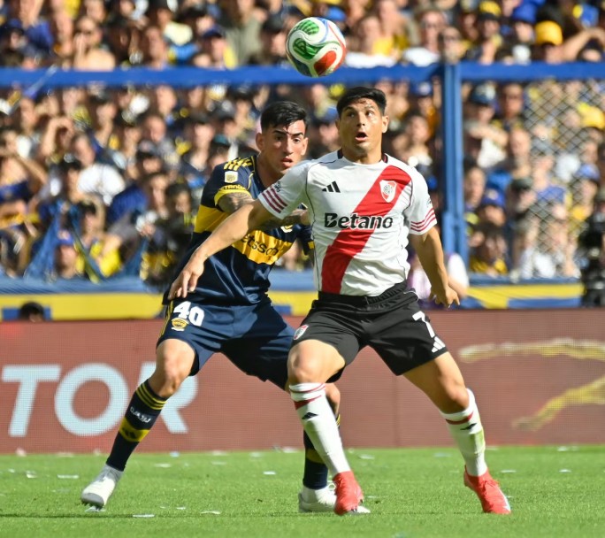 Maxi Salas, delantero de River, agredió a un hincha que grababa tras la derrota en La Bombonera