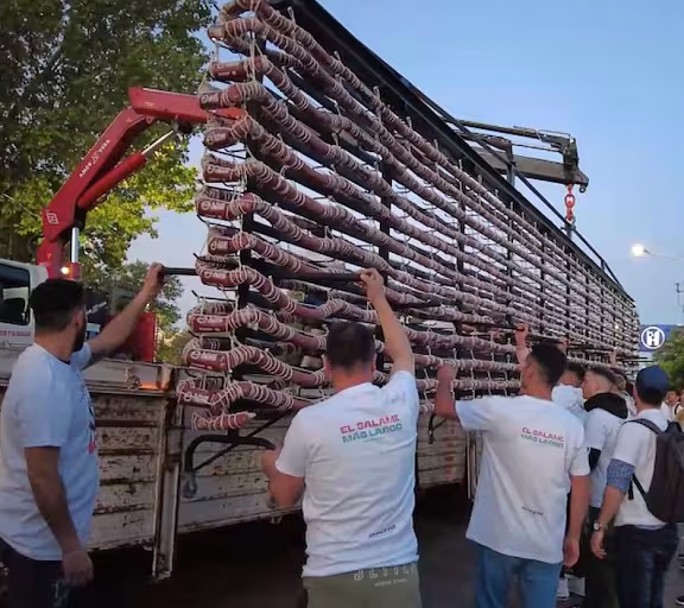 Tandil: el salame más largo del mundo mide cinco cuadras de largo