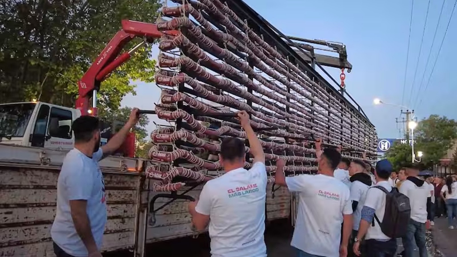 Tandil: el salame más largo del mundo mide cinco cuadras de largo