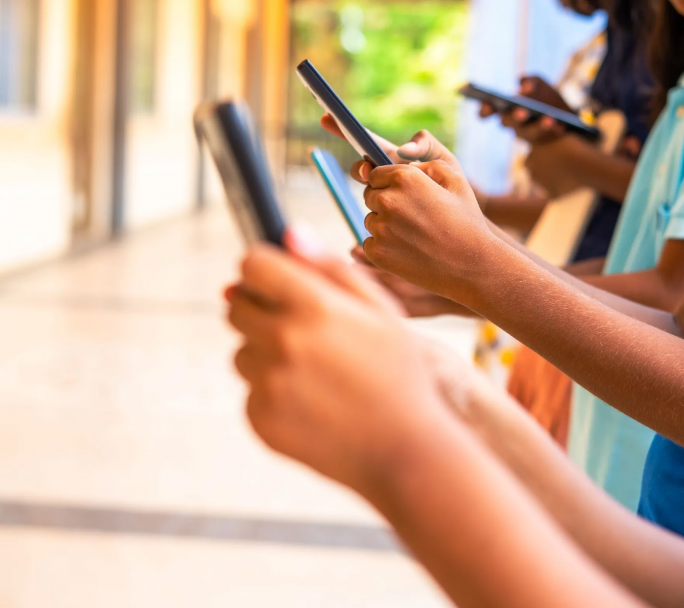 Dinamarca fija en 15 años la edad mínima para acceder a redes sociales