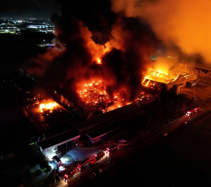 Comienzan las pericias para determinar el origen del fuego en el Polígono Industrial en Spegazzini